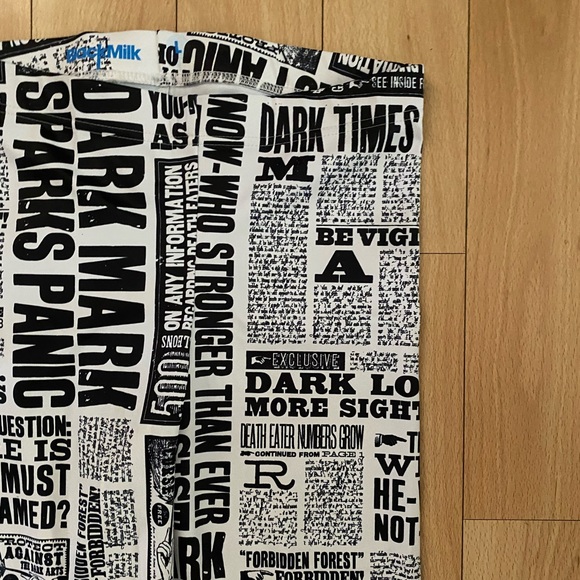 Blackmilk Harry Potter Daily Prophet Leggings - Picture 4 of 5